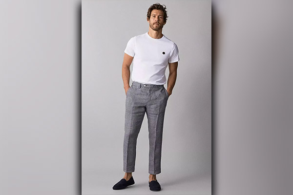 Gingham Pants With Crew-Neck T-shirts 