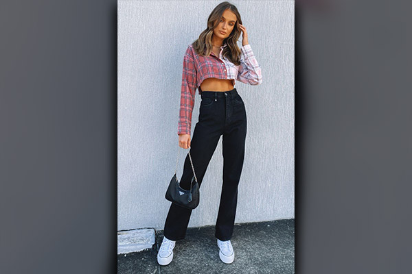 One Crop Top And Different Jeans – How To Style The Most Trendy Top Of 2024?