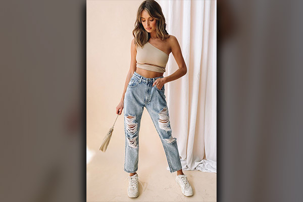 One Crop Top And Different Jeans – How To Style The Most Trendy Top Of 2024?