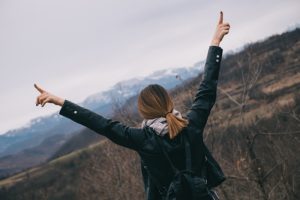  Gå for litt eventyr iført skinnjakken din og nyt å bryte den inn ved å strekke eller enhver bevegelse, inkludert å gjøre noen push-ups.