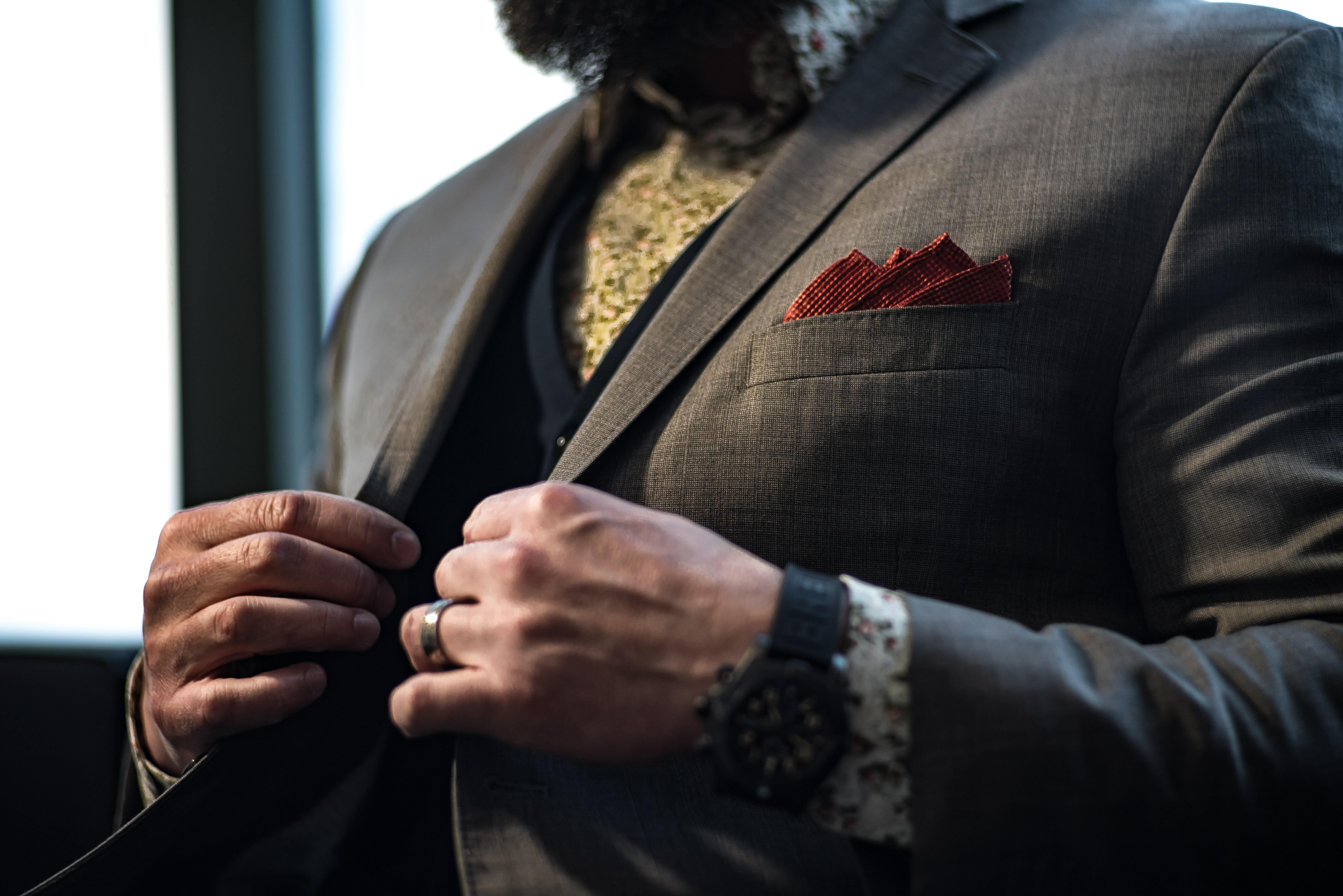 Off the Rack vs Custom Suit Jackets: Which Ones Are Better?