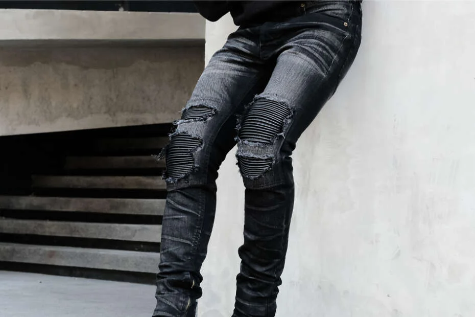 https://blog.thejacketmaker.com/wp-content/uploads/2021/09/Black-Jeans-Feature-930x620.jpg.webp