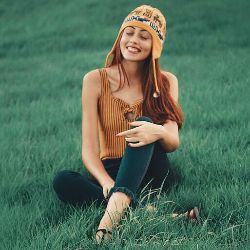 brown outfit for women with black jeans