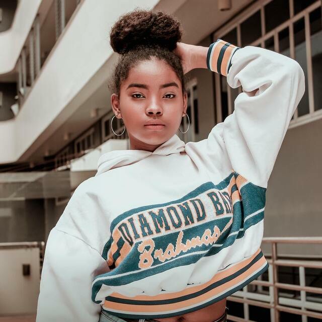 woman displaying example of California style by wearing a cropped sweatshirt