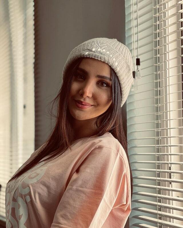 girl wearing a light t-shirt and a beanie