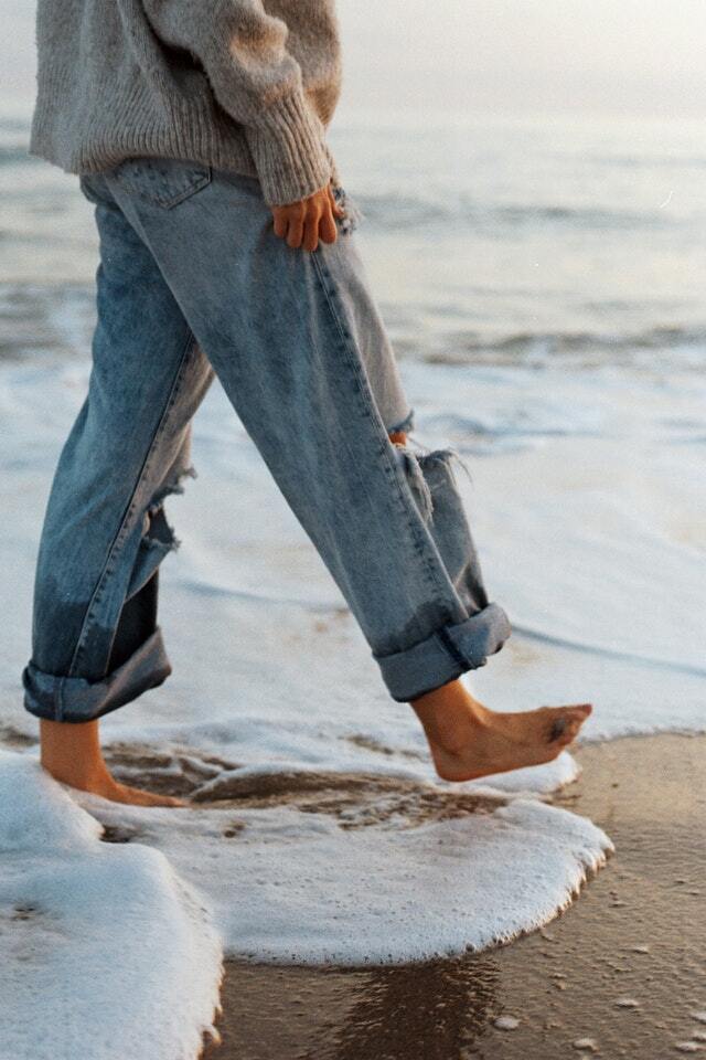 woman wearing boyfriend jeans