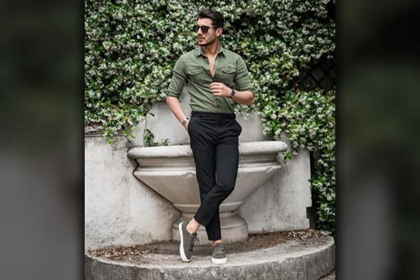 Men's spring summer outfit with plain sunglasses, black plain t-shirt, green  plain cargo pants, gray low-cut sneakers. | OTOKOMAE