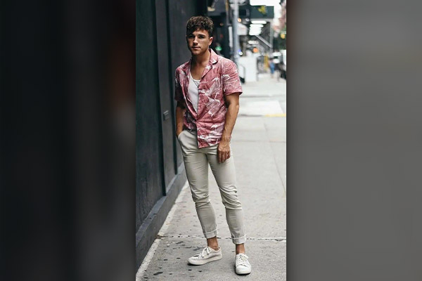 Men's spring fashion. Hawaiian shirt + white singlet + white jeans