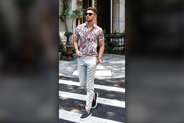 Men's spring fashion. Hawaiian shirt + white singlet + white jeans