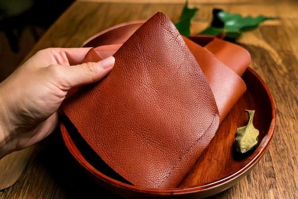 How to Recognize Waxed Leather?