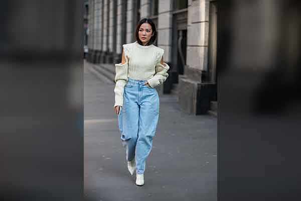 How to Style Baggy Blue Jeans
