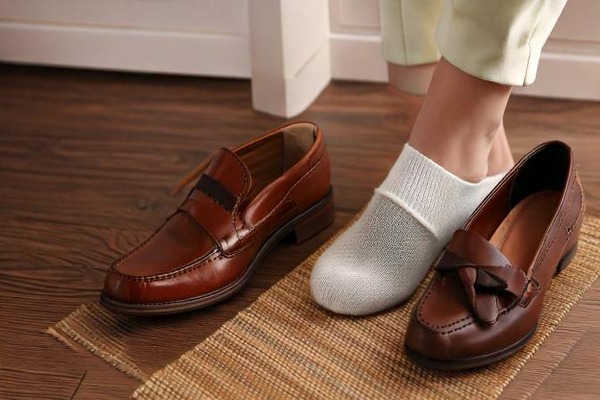 Should Loafers Be Worn Barefoot or with Socks?