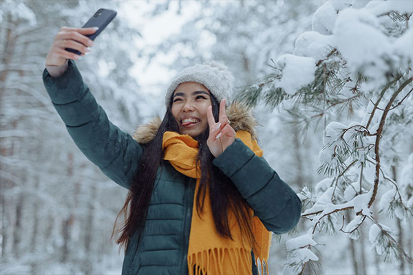 What to Wear in the Snow in 2024: Tips & Ideas for Women - The Jacket ...