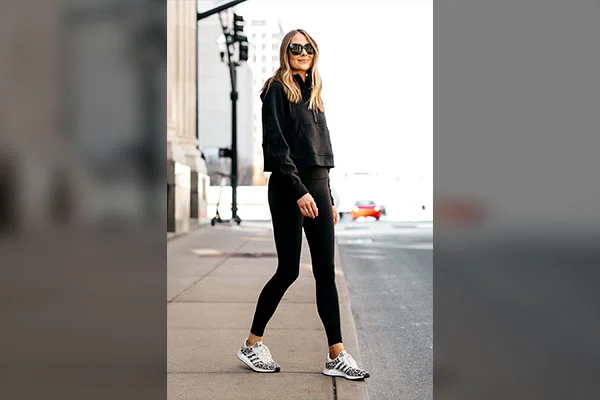 Navy Athletic Shoes with Black Leggings Outfits (2 ideas & outfits) |  Lookastic