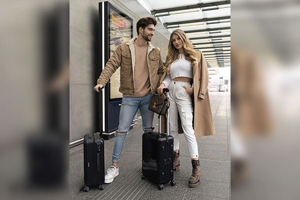 TRAVEL OUTFITS FOR COUPLE: