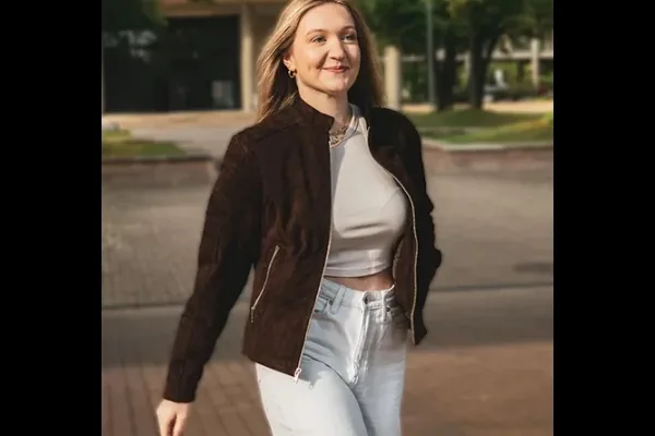 What Colors Go with Light Blue Jeans_