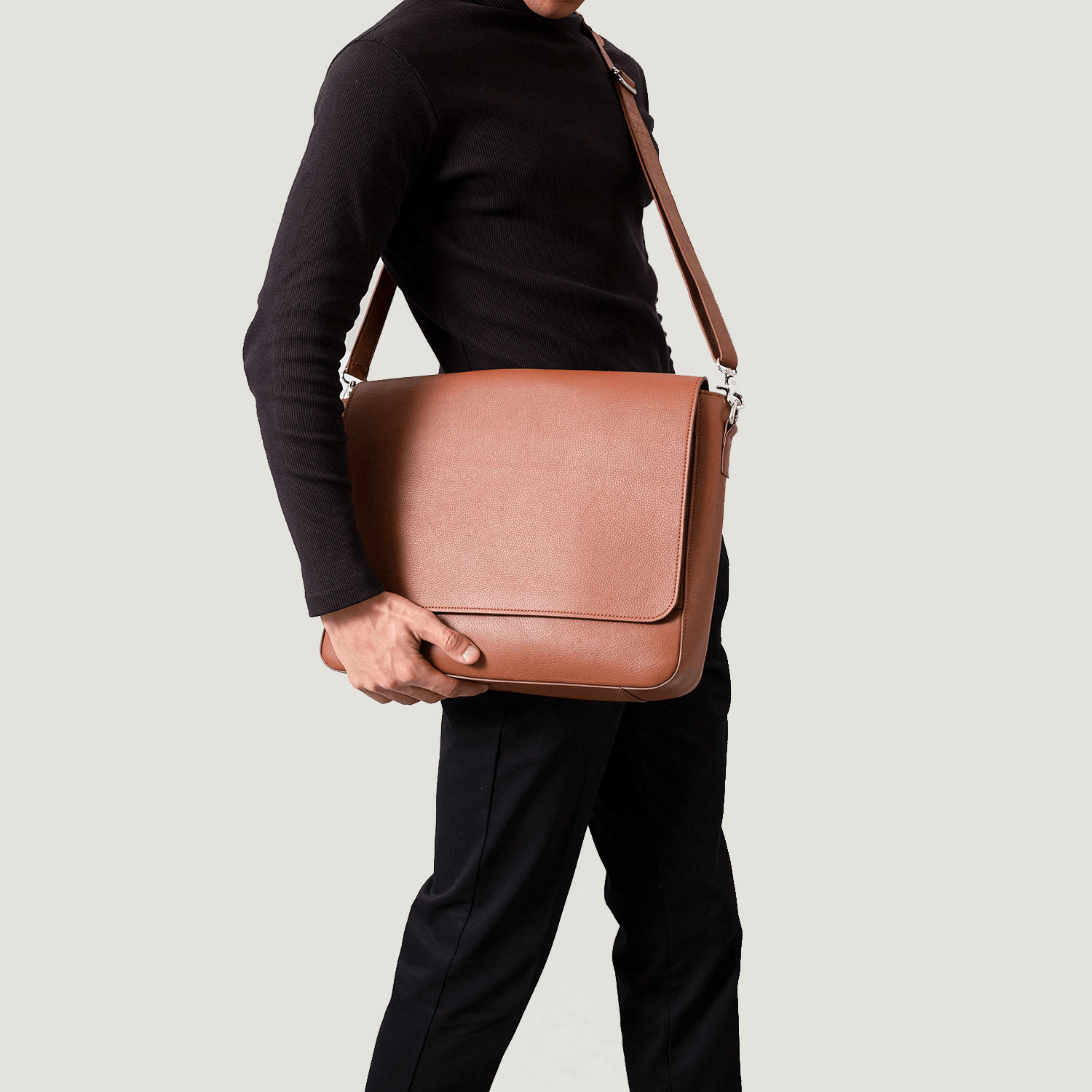 Carismatico Brown Leather Messenger Bag