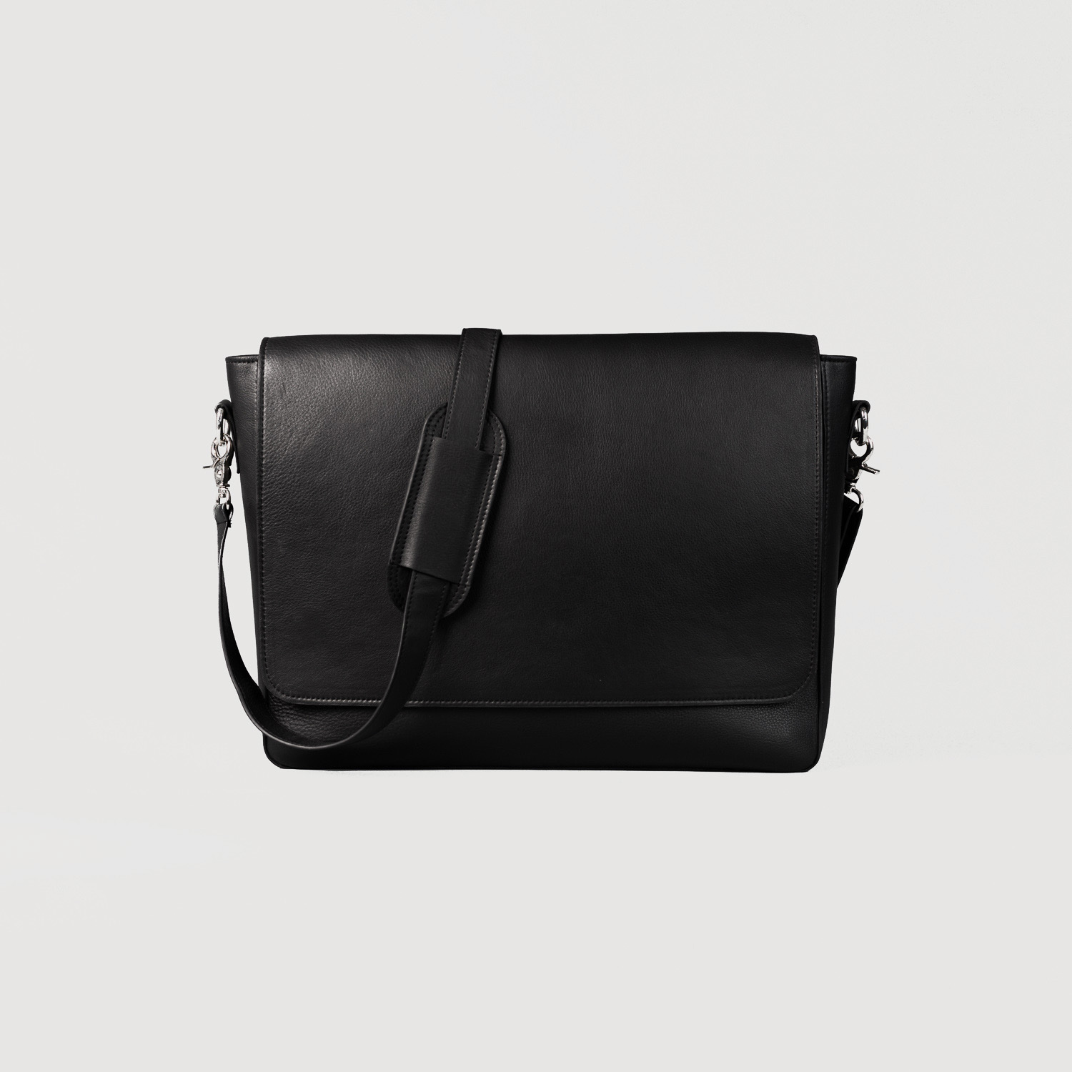 The Carismatico Black Leather Messenger Bag