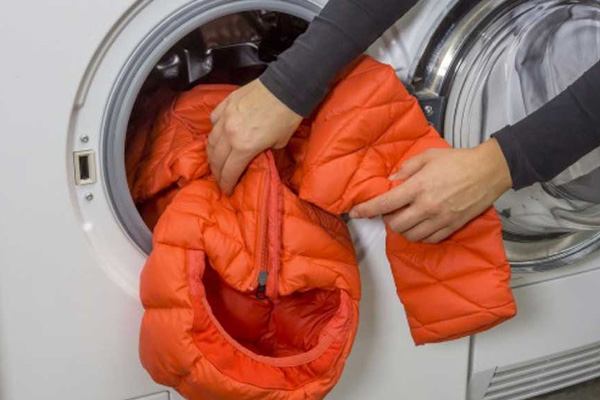 Cleaning a puffer jacket in washing machine